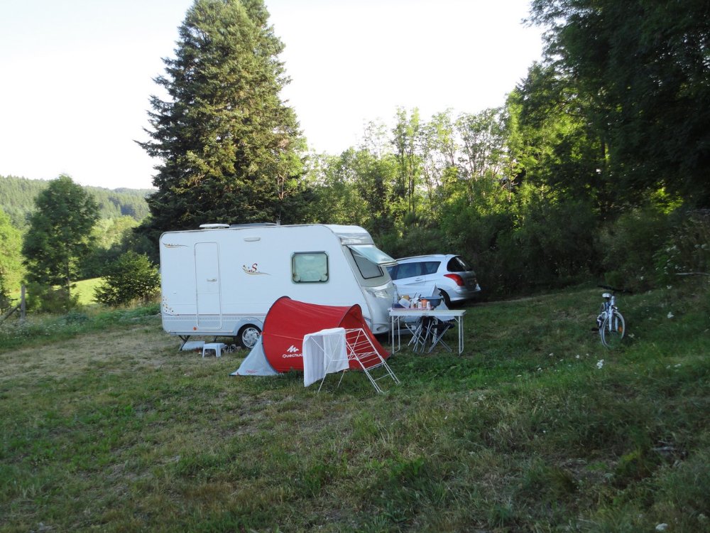 Aire camping-car  Saint-Amant-Roche-Savine (63890) - Photo 2